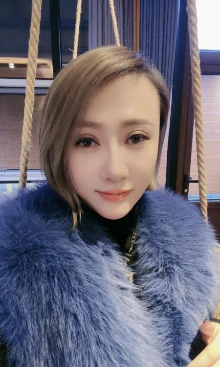 短发D胸御姐